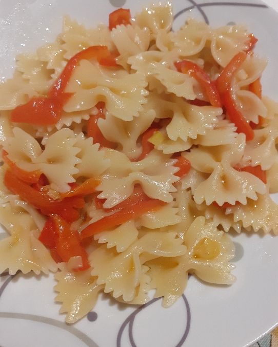 Farfalle con peperoni e cipollotti