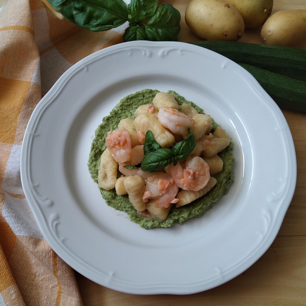 Gnocchi di patate con salmone e gamberetti su pesto di zucchine