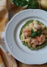 Ricetta Gnocchi di patate con salmone e gamberetti su pesto di zucchine