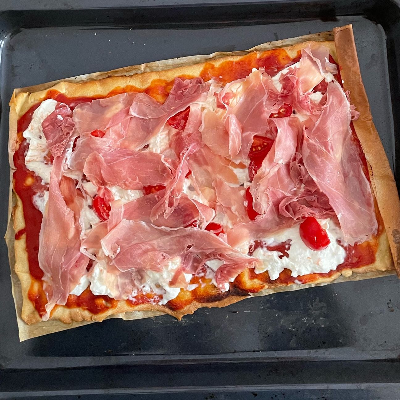 Pizza burrata, prosciutto e pomodori