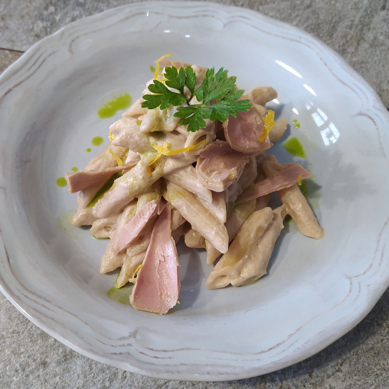 Pennette alla crema di tonno e riduzione di prezzemolo