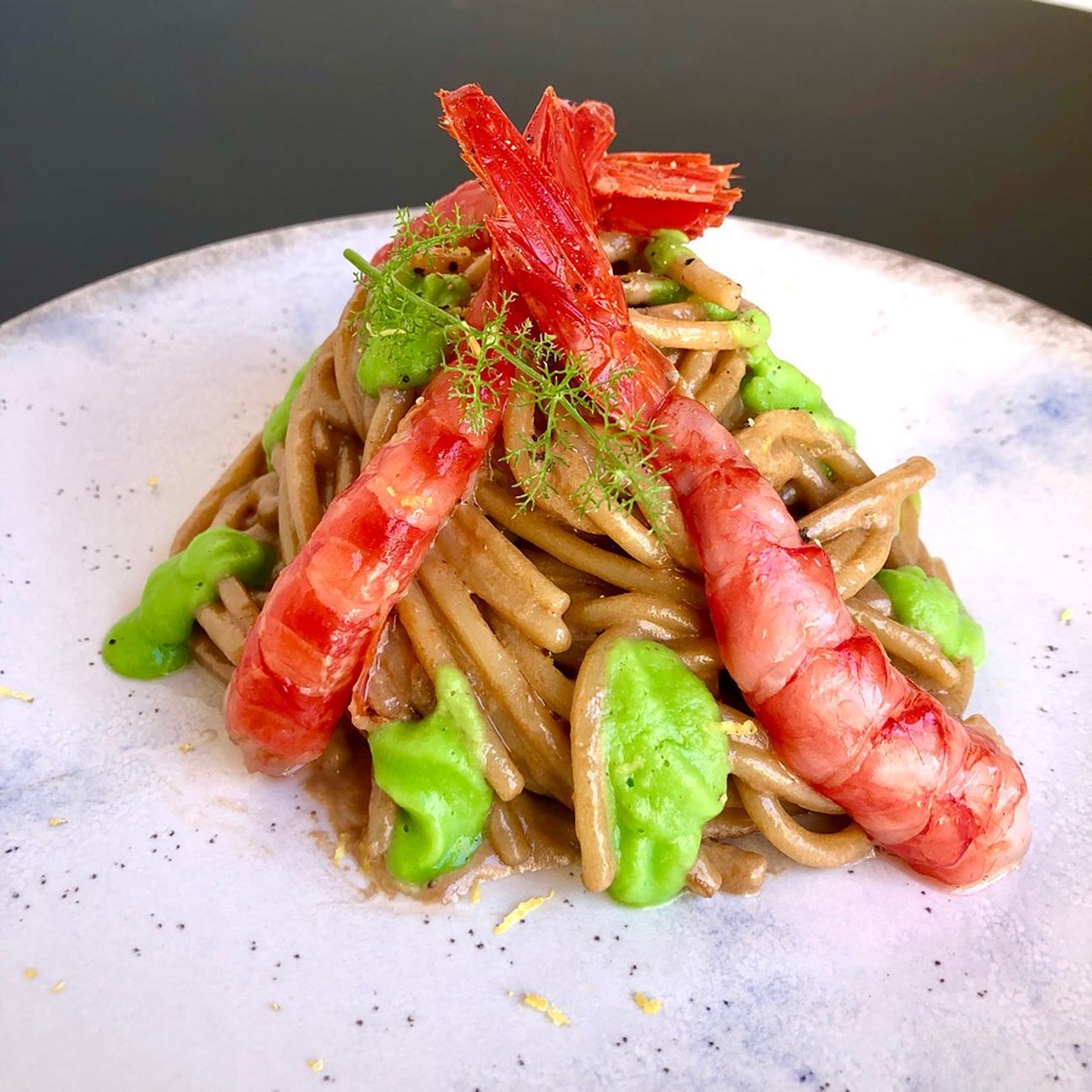 Spaghettoni con mascarpone fresco e aglio nero, crema di piselli e gambero rosso atlantico Carabineros