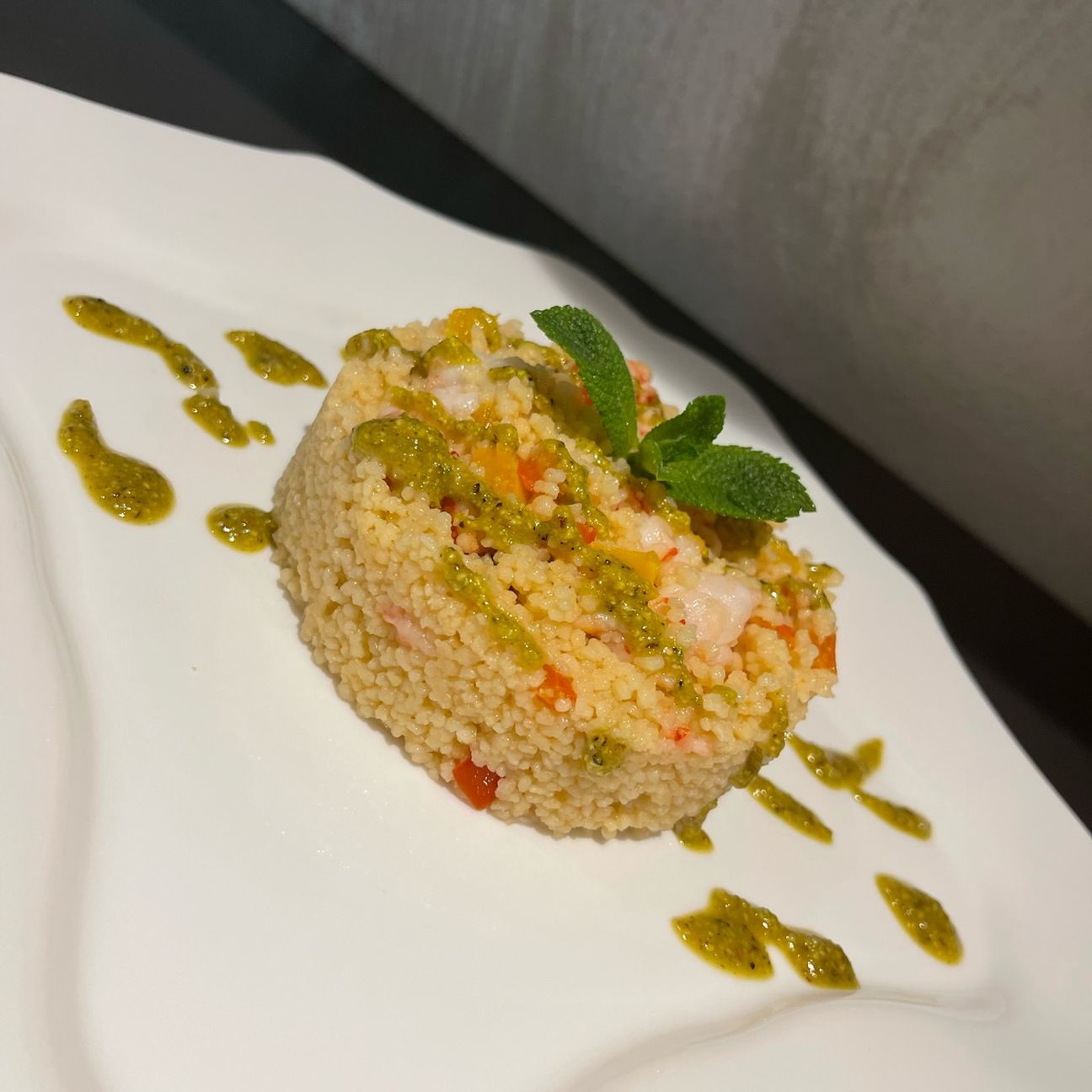 Tabulé con gamberi, peperoni e pesto di pistacchio