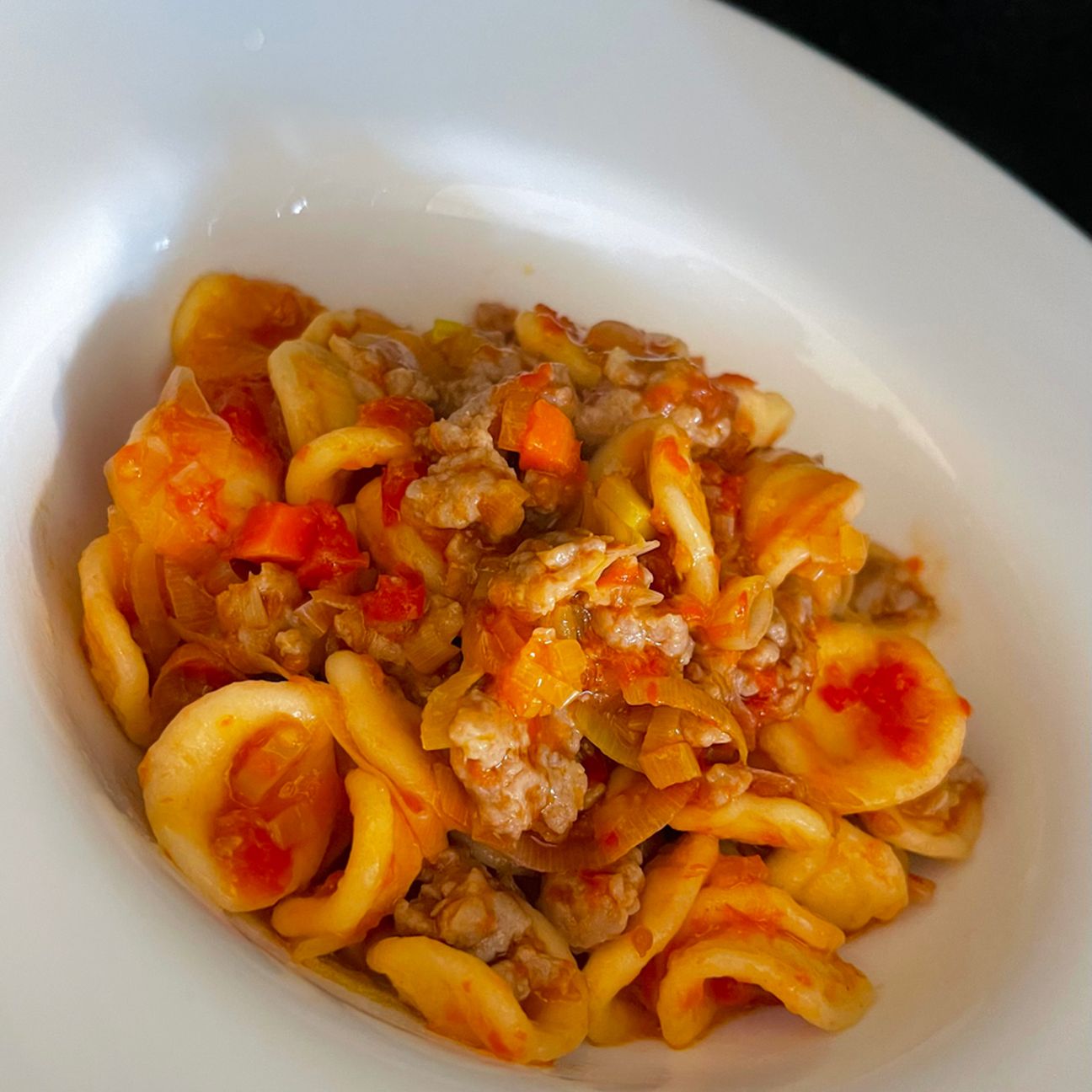 Orecchiette con pomodorini, porro e salsiccia