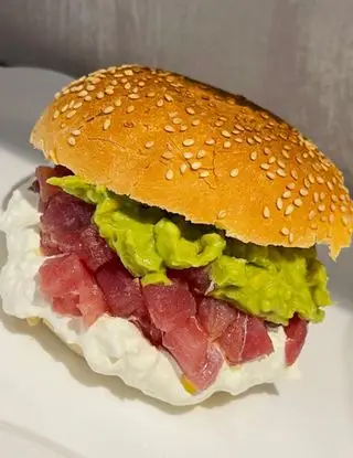 Ricetta Fishburger con tartare di tonno, avocado e burrata di unaforchettadigitale