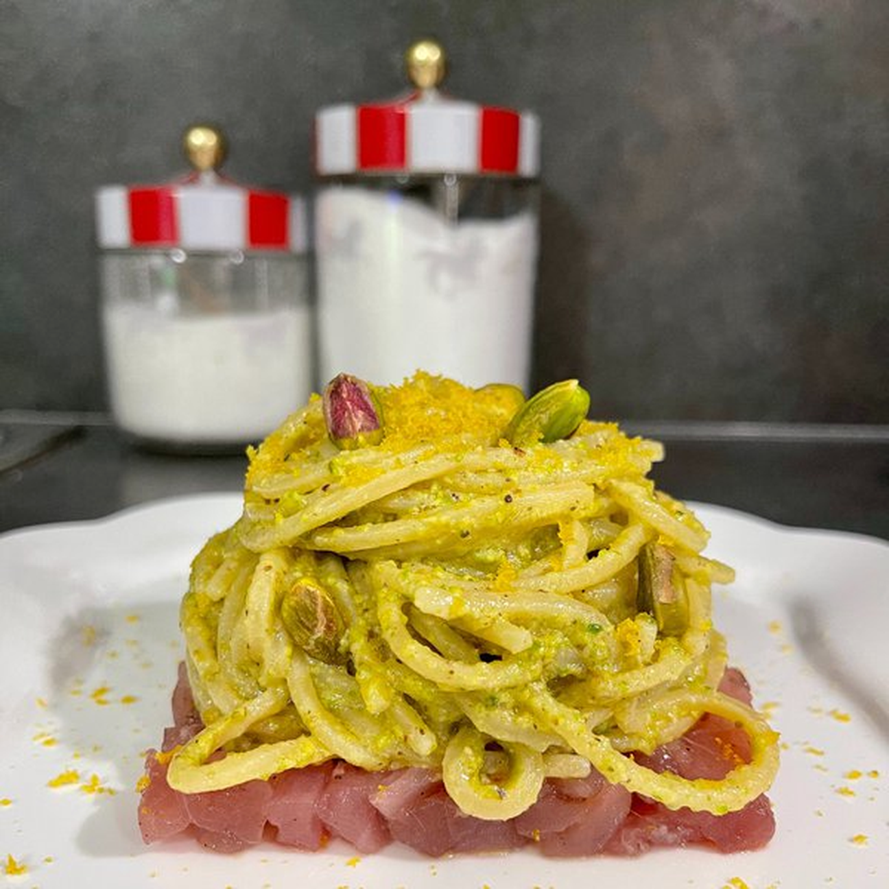 Spaghetti pistacchio e bottarga su letto di tartare di tonno