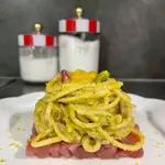 Ricetta Spaghetti pistacchio e bottarga su letto di tartare di tonno