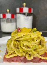 Ricetta Spaghetti pistacchio e bottarga su letto di tartare di tonno