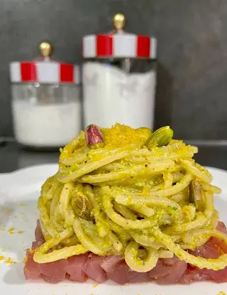 Ricetta Spaghetti pistacchio e bottarga su letto di tartare di tonno di unaforchettadigitale