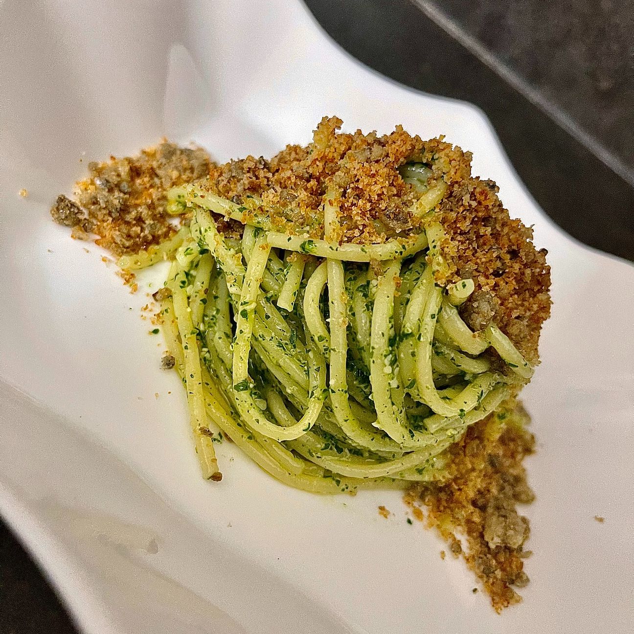Spaghetti al pesto di rucola con pangrattato aromatizzato alle alici