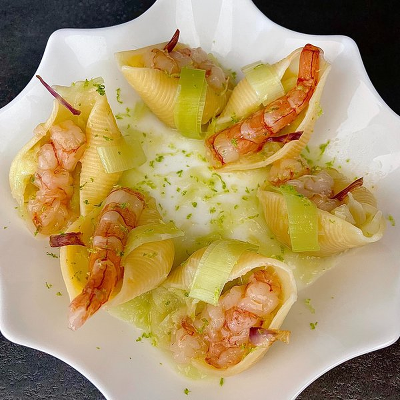 Conchiglioni ripieni di porro & tartare di gambero.