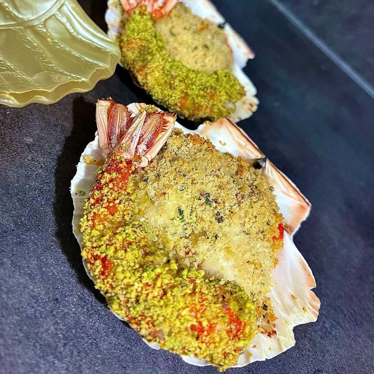 Capesante gratinate & gamberi in crosta di pistacchio