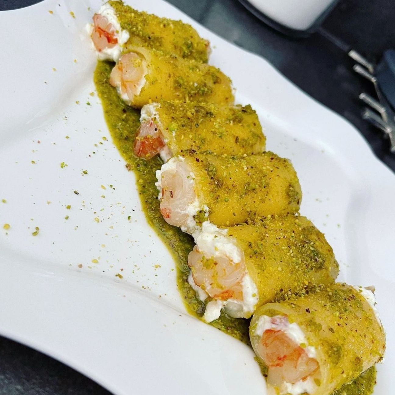 Paccheri al pesto di pistacchio ripieni di burrata e tartare di gambero