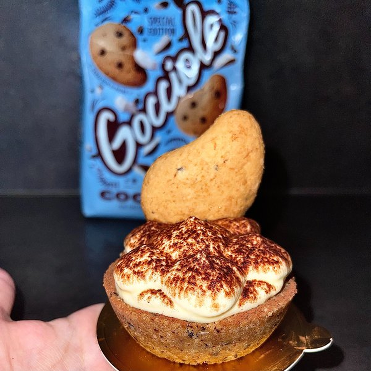 Cestini di gocciole al cocco ripieni di tiramisù