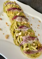 Ricetta Spaghetti alla chitarra con pesto di pistacchio, tarallo sbriciolato e carpaccio di sorallo marinato al lime