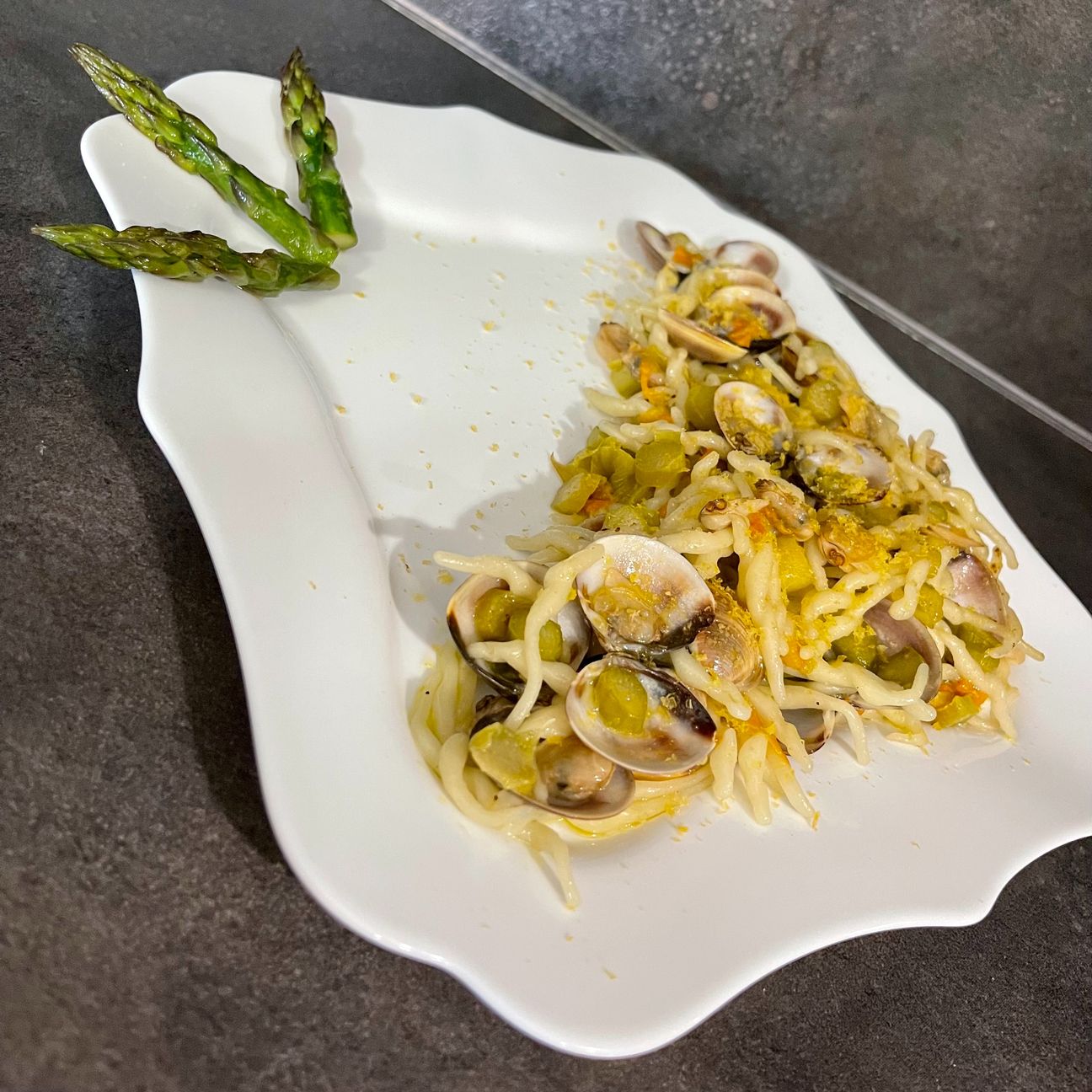 Trofie alle vongole, asparagi, fiori di zucca e bottarga