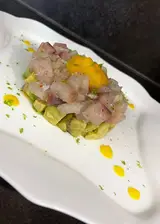 Ricetta Tartare di ricciola con avocado, salsa al mango e scorza di lime.