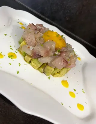 Ricetta Tartare di ricciola con avocado, salsa al mango e scorza di lime. di unaforchettadigitale