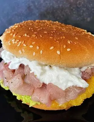 Ricetta Fishburger di ricciola con salsa al mango, avocado e burrata. di unaforchettadigitale