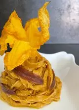 Ricetta Tagliatelle al pomodoro piccante con pesto di fiori di zucca e filetti di acciughe