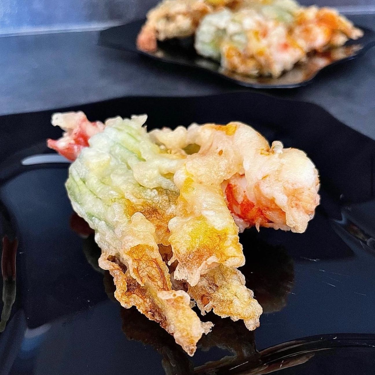 Fiori di zucca in pastella ripieni di gamberi