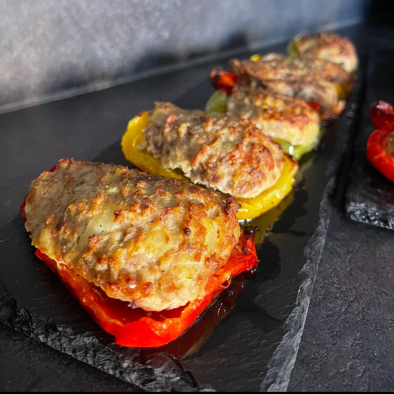 Peperoni ripieni di carne, mortadella e patate