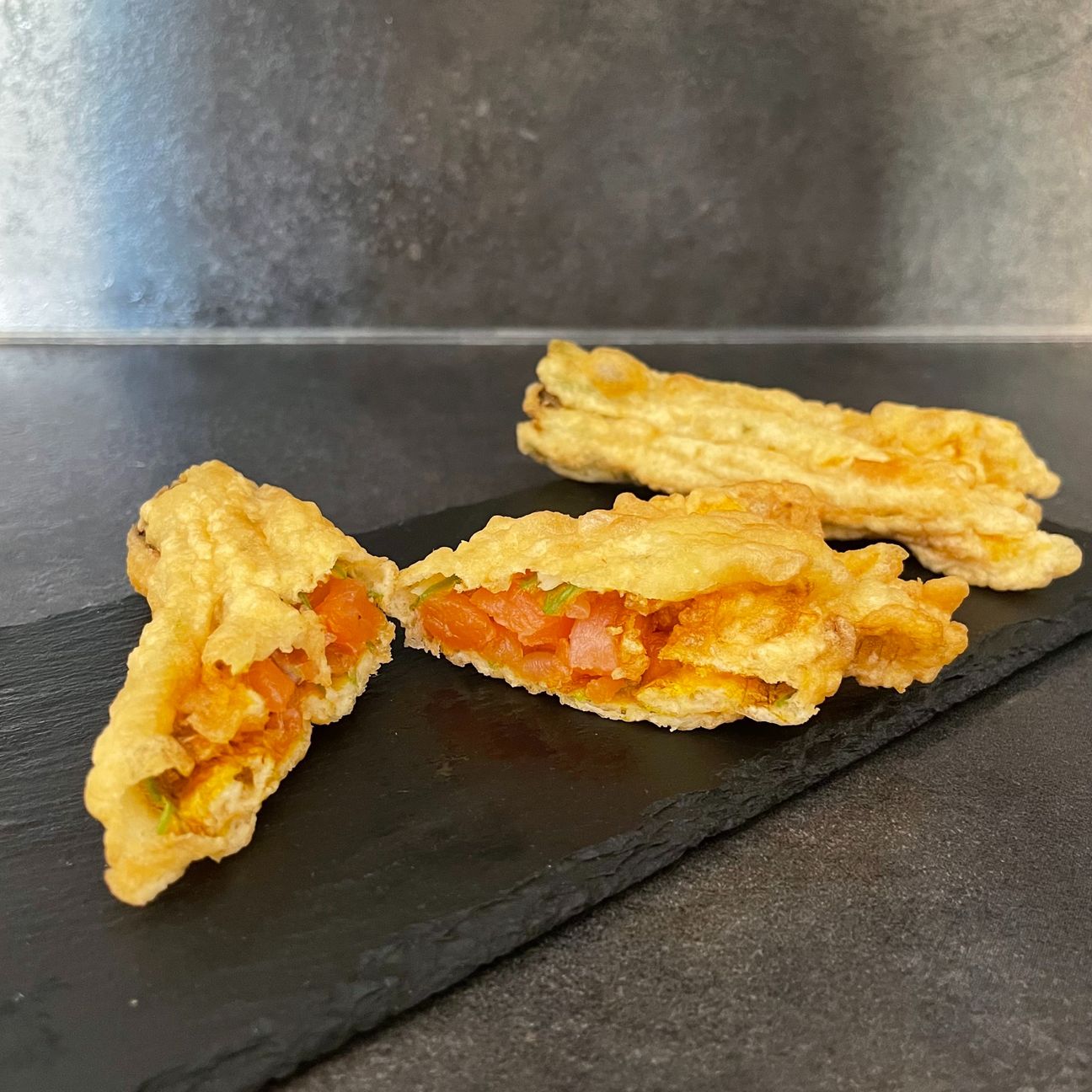 Fiori di zucca in pastella ripieni di tartare di salmone