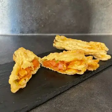 Ricetta Fiori di zucca in pastella ripieni di tartare di salmone di unaforchettadigitale