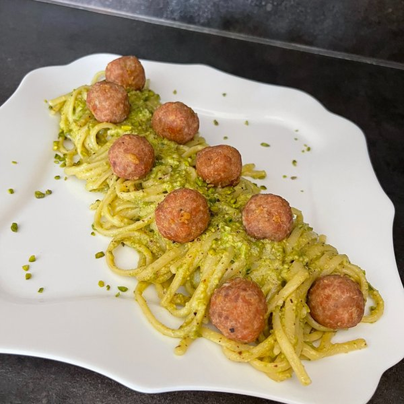 Linguine al pesto di pistacchio con polpettine alla mortadella
