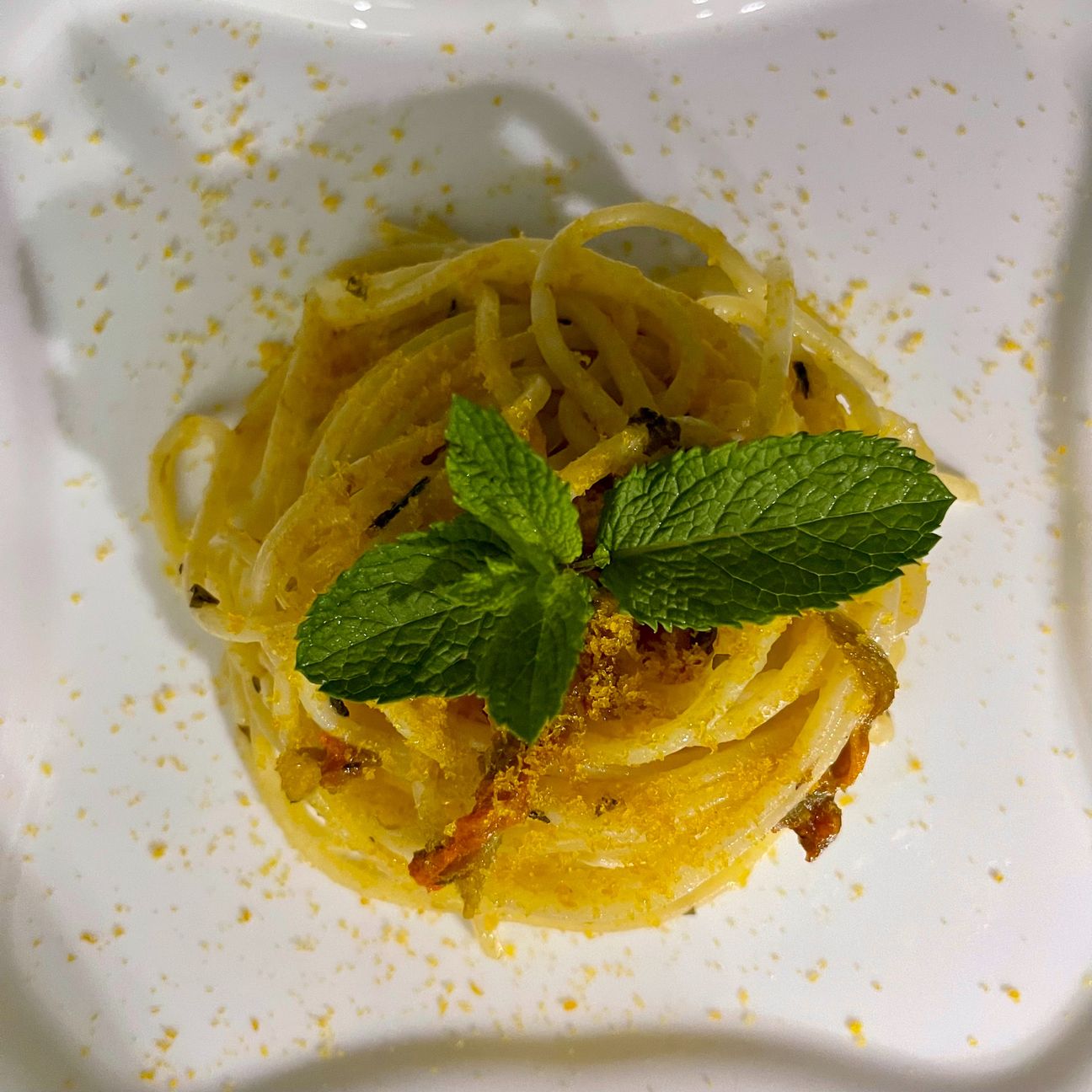 Spaghetti quadrati al lime, menta, fiori di zucca e bottarga
