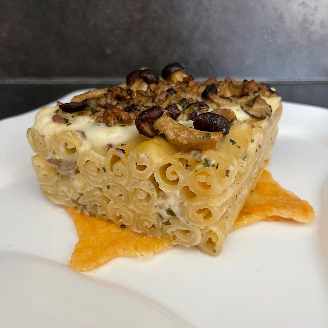 Papiri al forno con funghi e salsiccia su cialda di Parmigiano