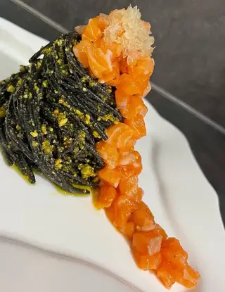 Ricetta Spaghetti al nero di seppia con pesto di pistacchi, tartare di salmone e caviale di limone di unaforchettadigitale