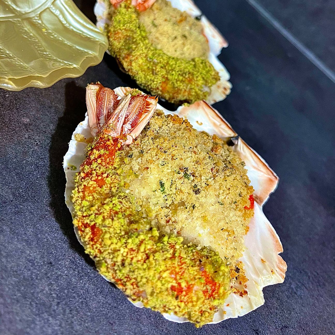 Capesante gratinate & gamberi in crosta di pistacchio