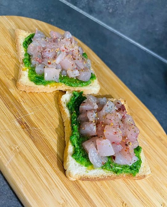 Toast con pesto di salicornia e tartare di ricciola