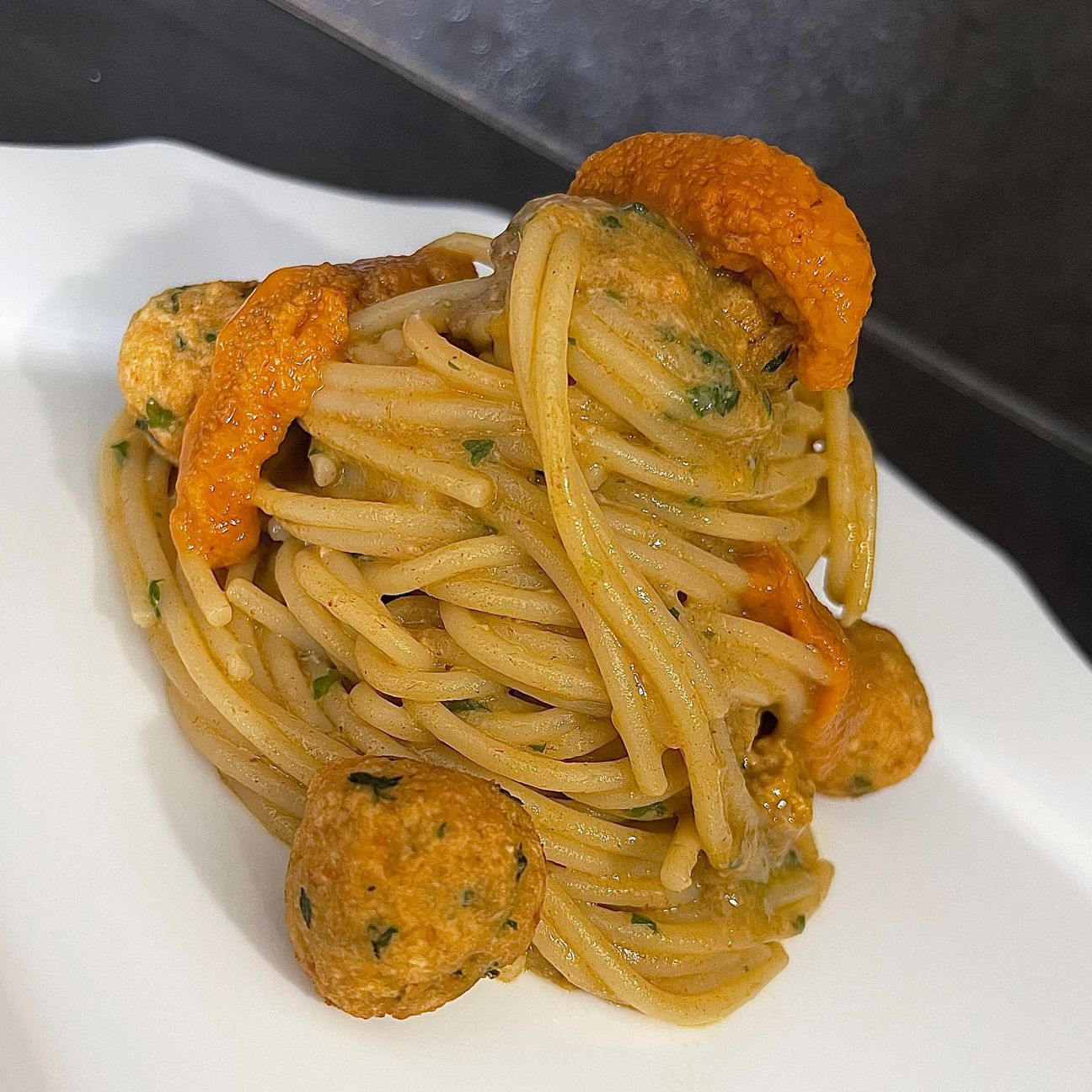 Spaghetti ai ricci di mare con polpette alla polpa di riccio
