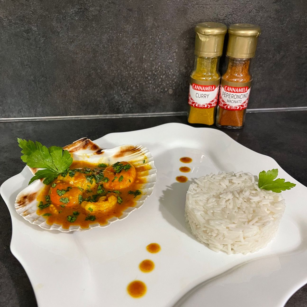 Capesante, gamberi e scampi in salsa di curry e riso basmati