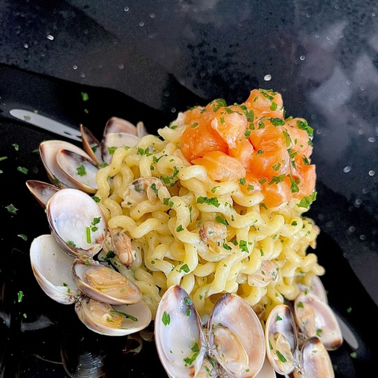 Fusilli lunghi alle vongole e tartare di salmone