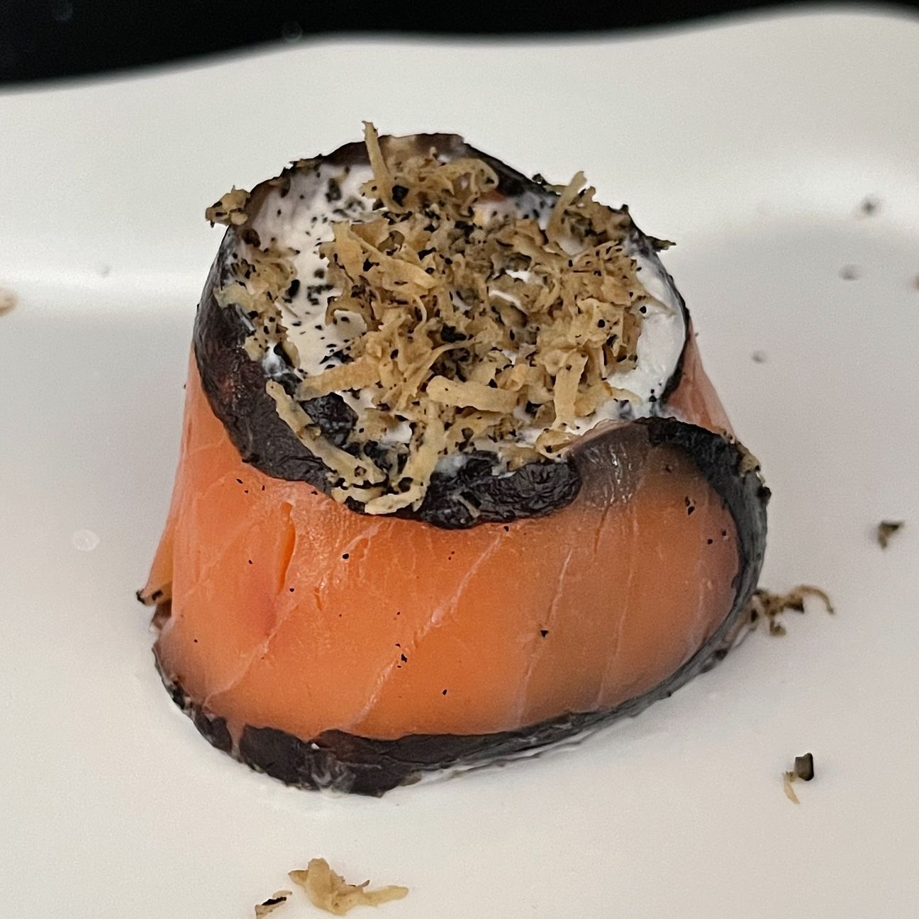 Fagottini di salmone affumicato ripieni di burrata e tartufo nero
