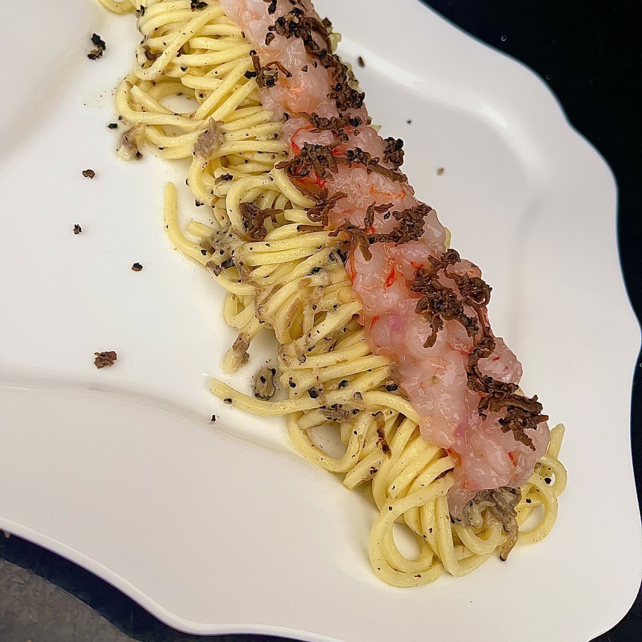Tagliolini al tartufo nero con crudo di scampi e gamberi rossi