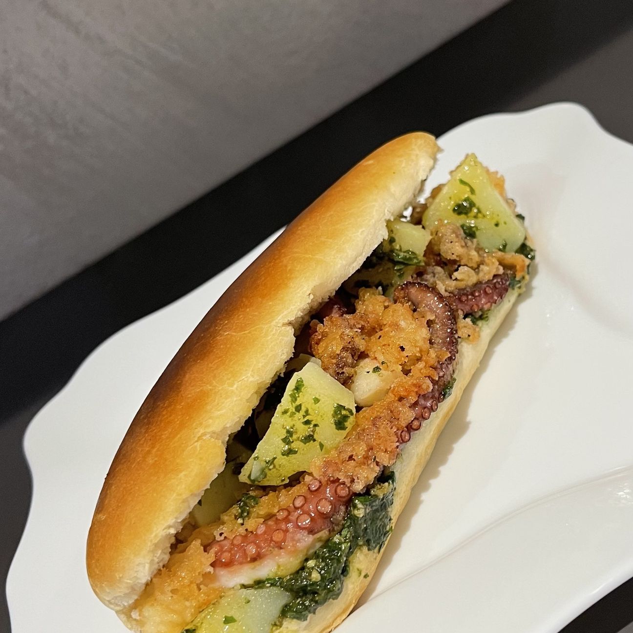 Panino con polpo fritto, patate e pesto di basilico