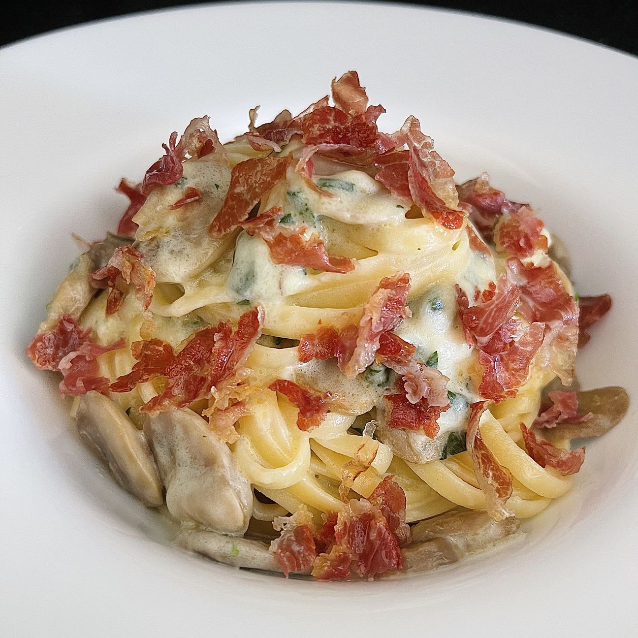Linguine alla crema di Parmigiano, funghi e coppa di maiale nero croccante