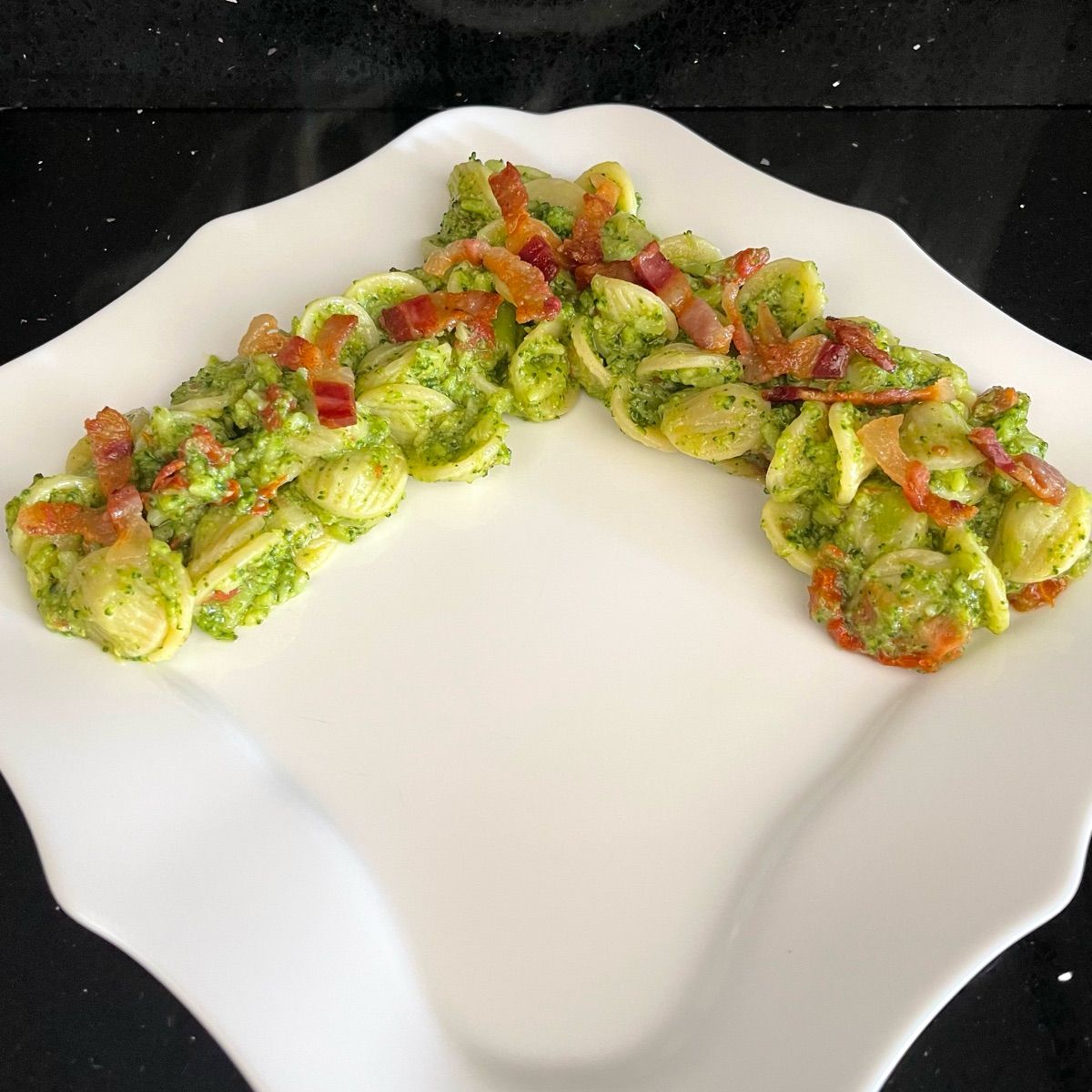 Orecchiette con broccoli, pomodori secchi e guanciale