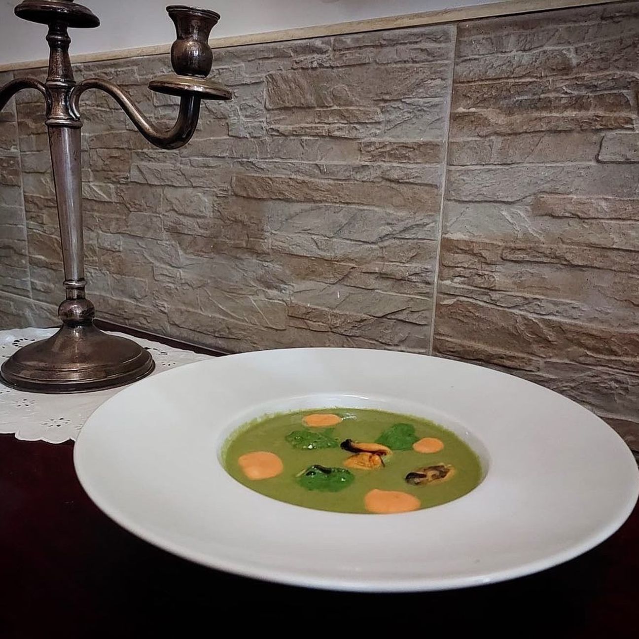 Insalata liquida con cozze, salsa verde e maionese di pomodorini