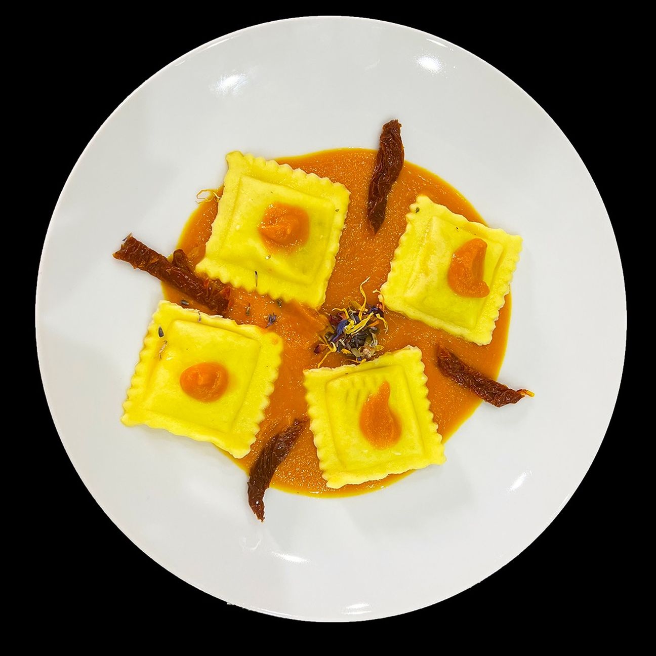 Ravioli baccalà e bufala con crema di zucca e pomodoro secco