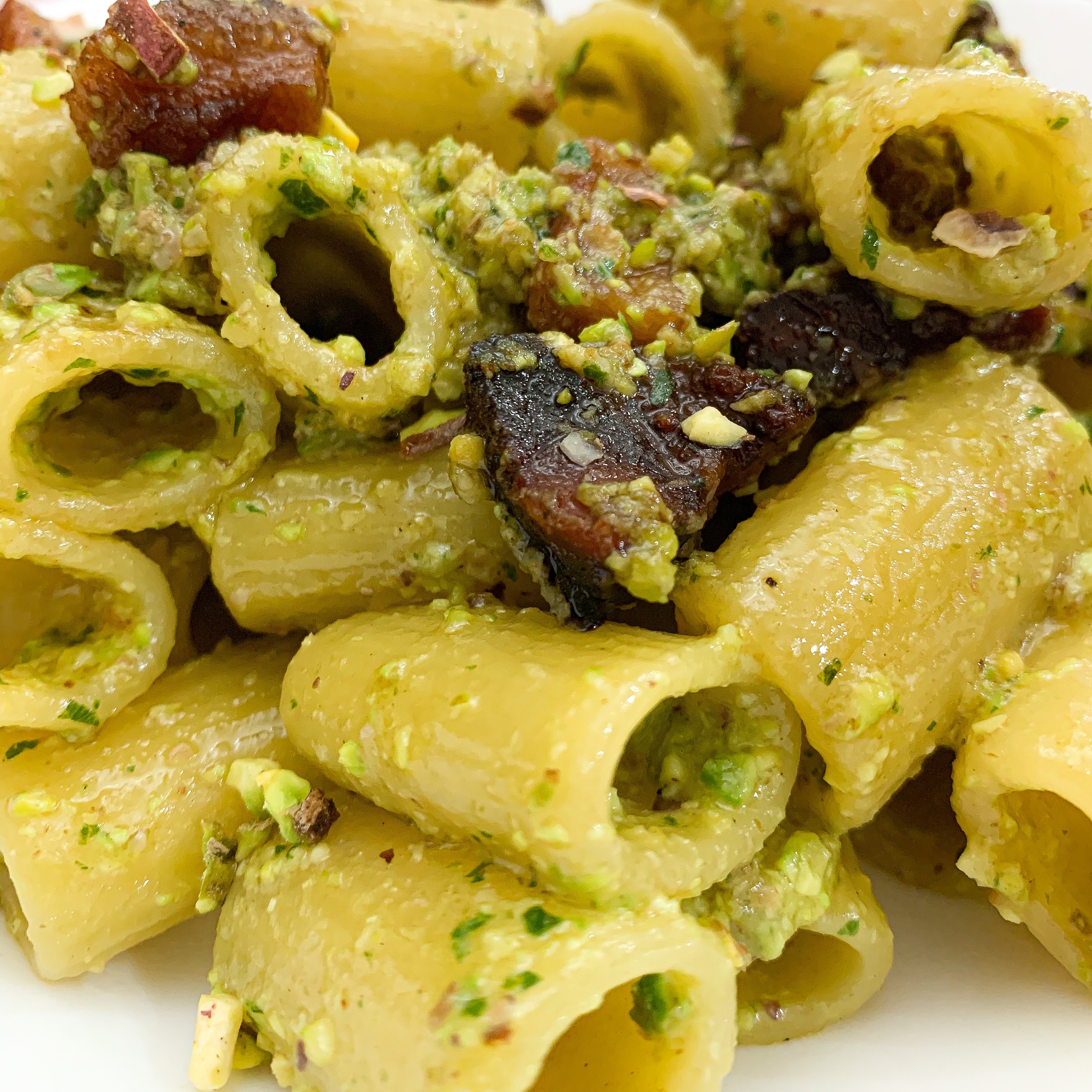 spaghetto zucchine, guanciale e pistacchio