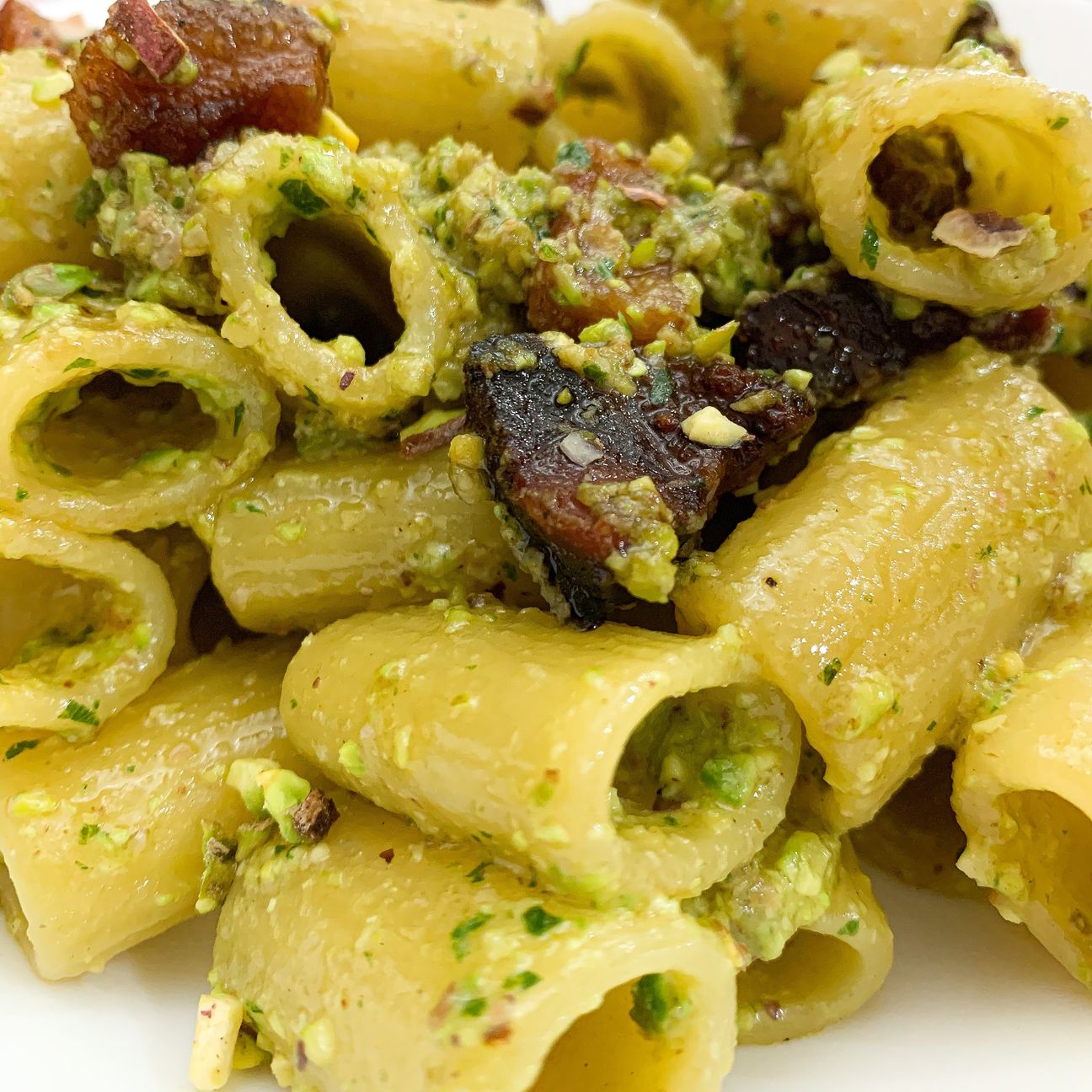 Mezzemaniche con pistacchi e guanciale