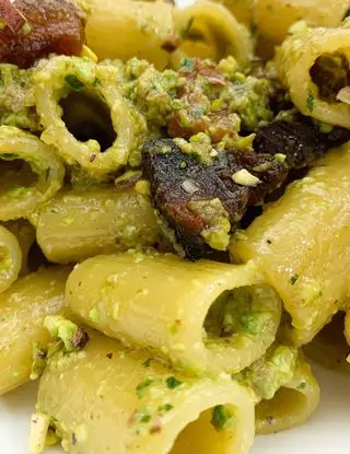 Ricetta Mezzemaniche con pistacchi e guanciale di cookingmery