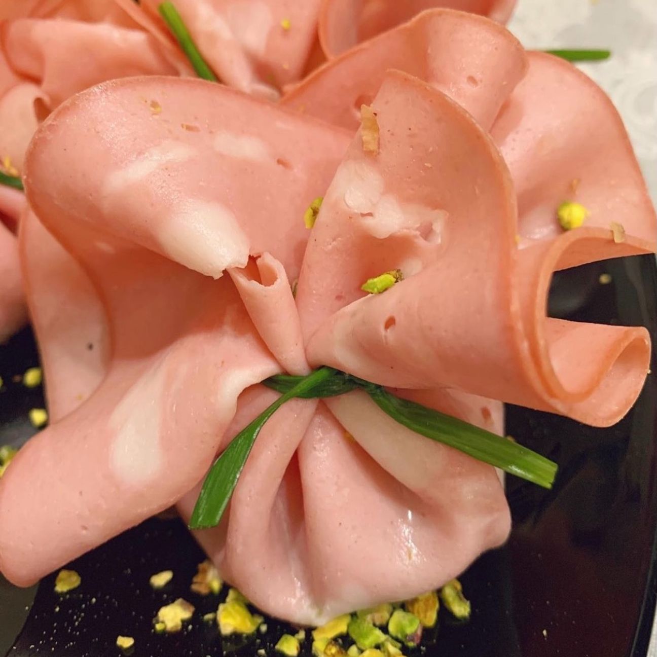 Involtini di mortadella e pistacchio