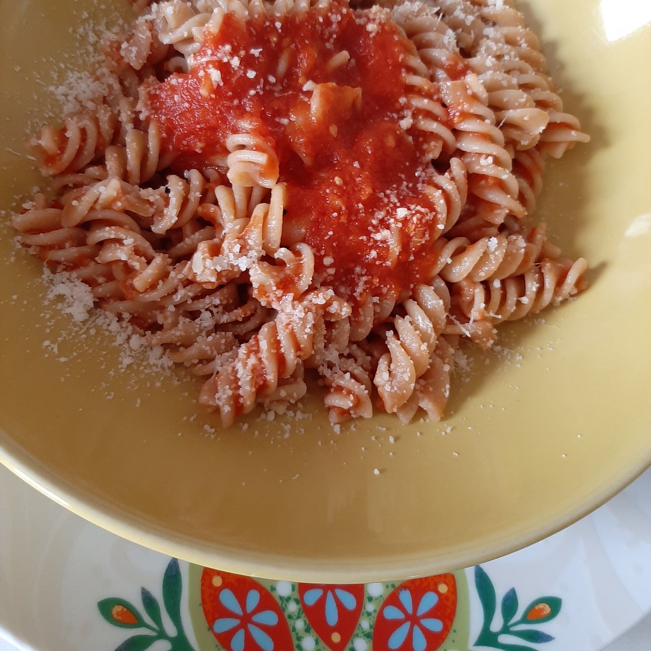 Fusilli integrali con sugo di pomodorini freschi.