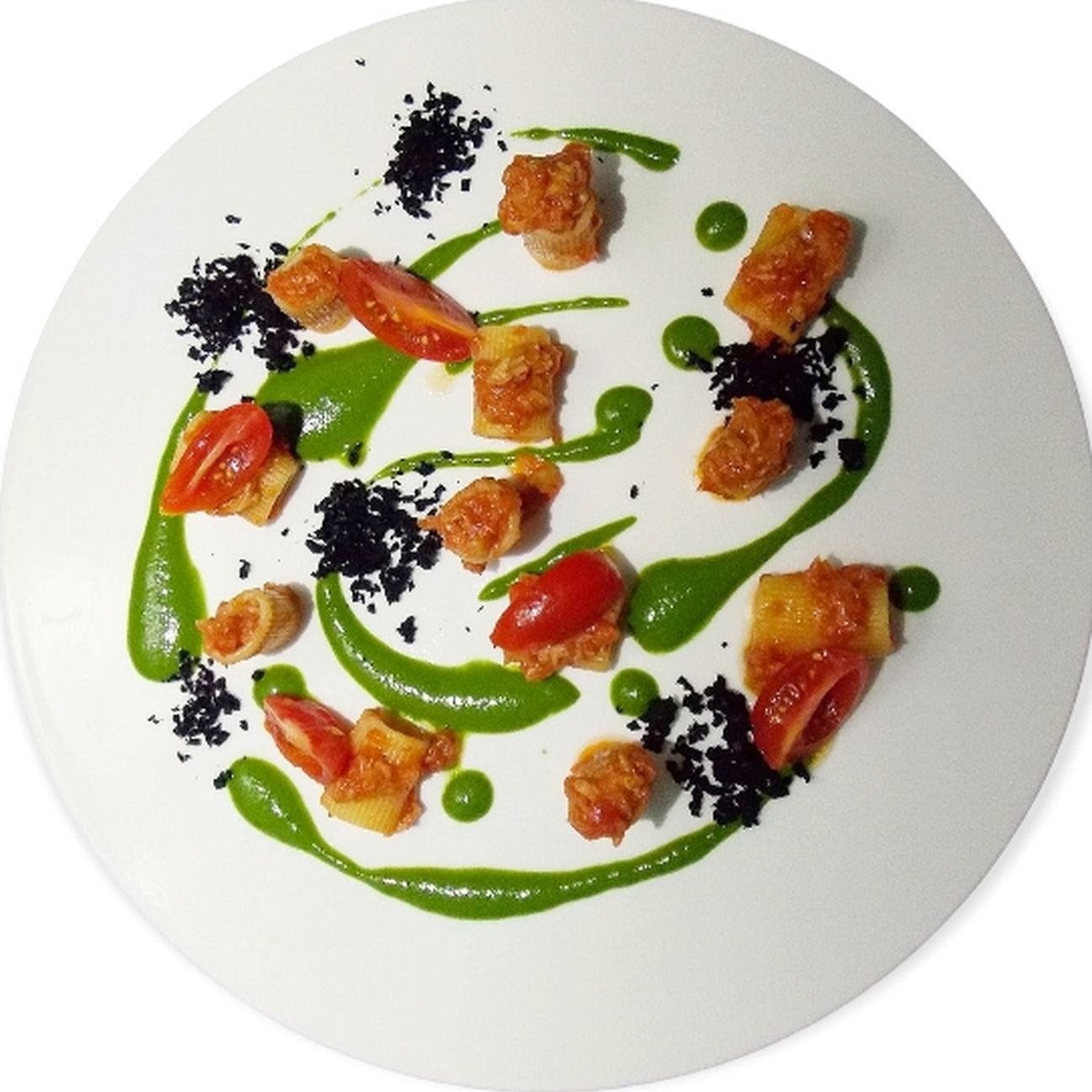 Mezze maniche merluzzo, pesto e olive